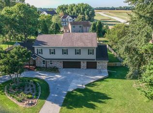 5851 E Oakwood Dr, Pleasant Hill, IA 50327