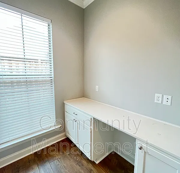 8027 Seville Ct — Photo 15