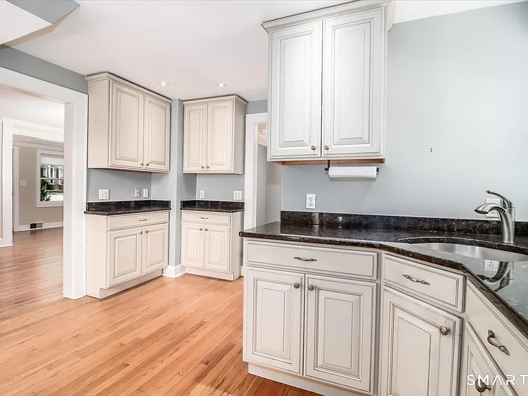 25 Maplewood Ave — Photo 14