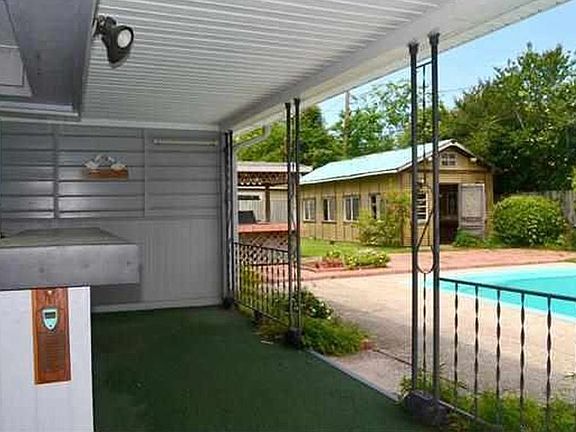 3rd image of 2725 Lakeview Cir
