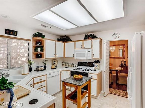 5th image of 2405 Desert Butte Dr
