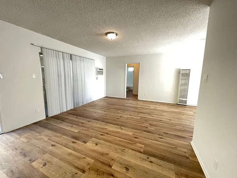 6632 Darby Ave — Photo 12