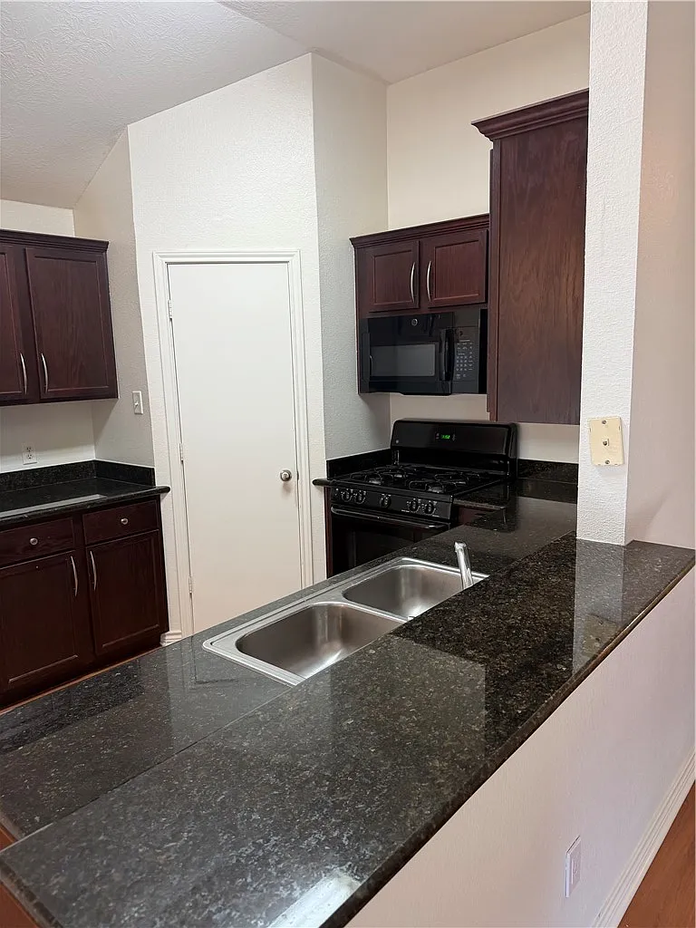 3 bed, 1214 sqft, $1,750 — Photo 4