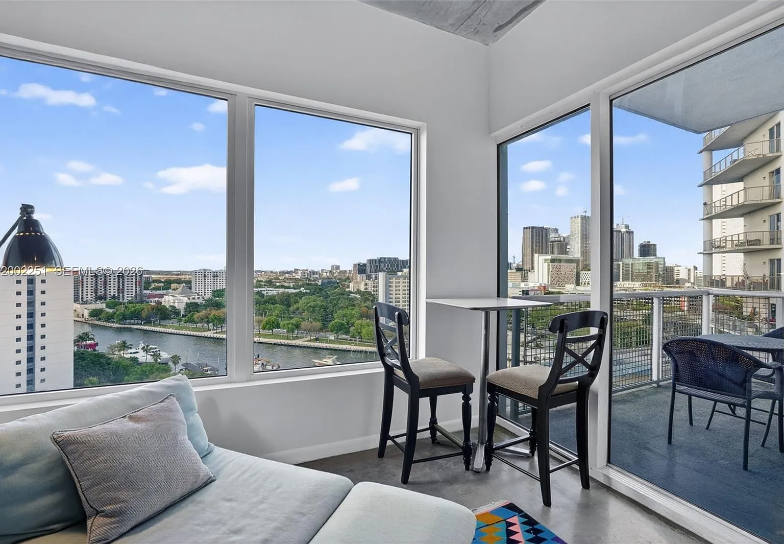 Neo Condo — Photo 1