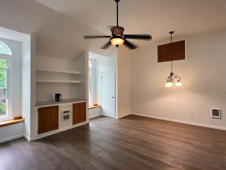 19 Friendship Ln — Photo 2