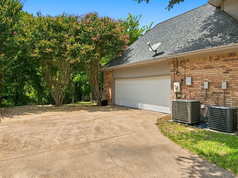 1205 Shannon Ln — Photo 8