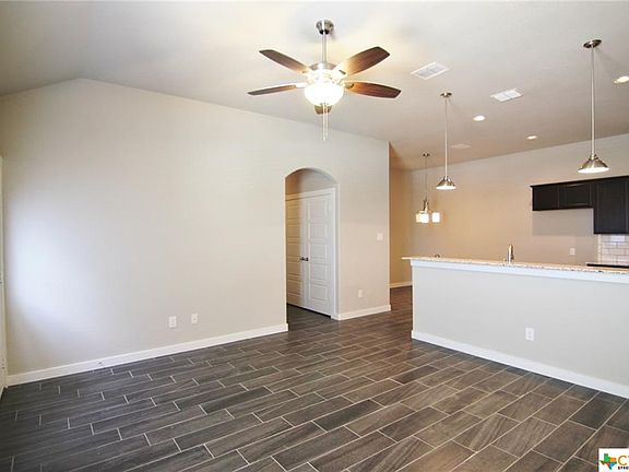 3rd image of 502 Creekside Frst