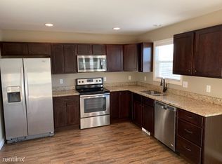 460 Honeysuckle Creek Dr, Wentzville, MO 63385