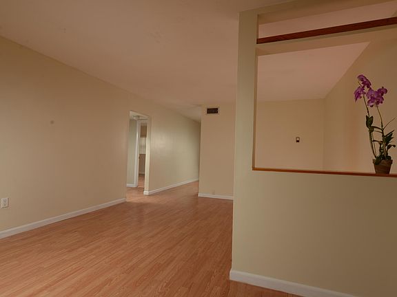 4th image of 1018 Park Dr #3