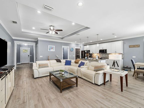 3rd image of 330 Palm Dr