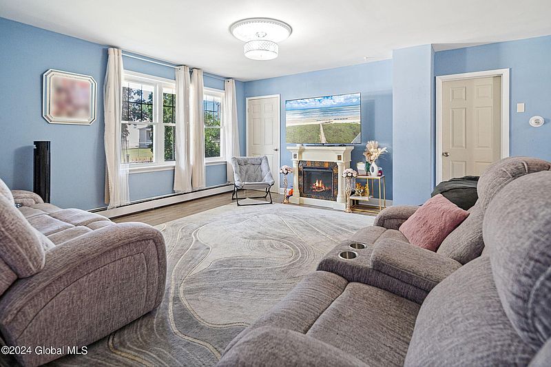 3rd image of 2937 Wellington Avenue