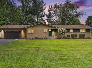 1206 Torpey Dr, Troy, MI 48083