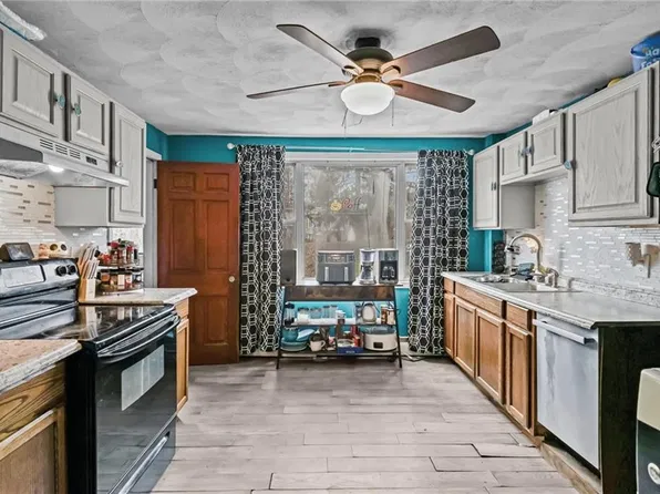 5 Elm St, Coventry, RI 02816