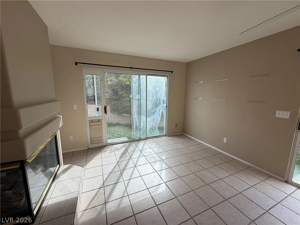 3 bed, 2.5 bath, 1347 sqft, $1,900 — Photo 4