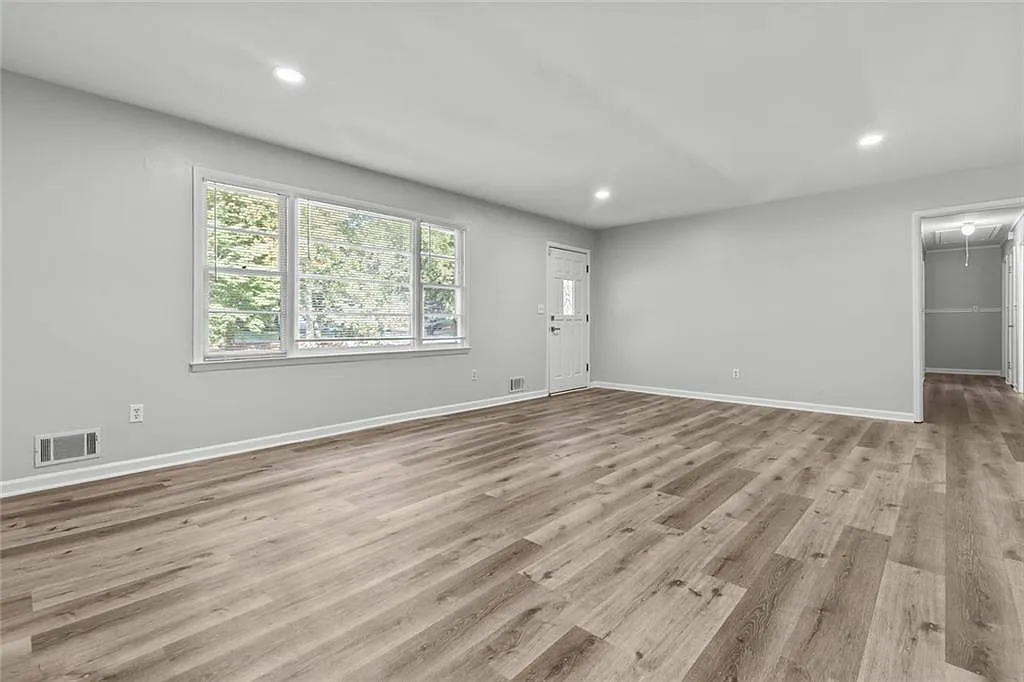 3 bed, 2.0 bath, 3016 sqft, $1,950 — Photo 4