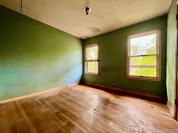 5th image of 726 KASHMUIR PL