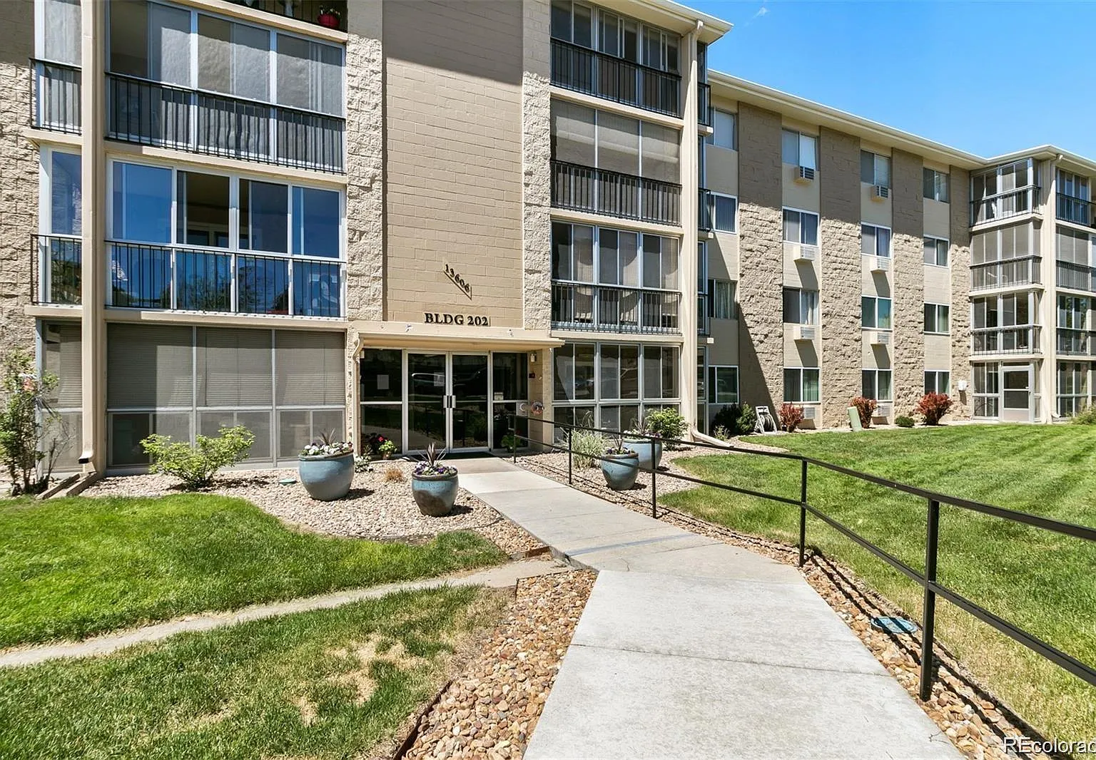 2 bed, 1.0 bath, 920 sqft, $1,785 — Photo 1