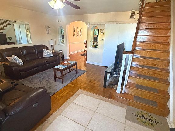 4th image of 4012 Oakmont St