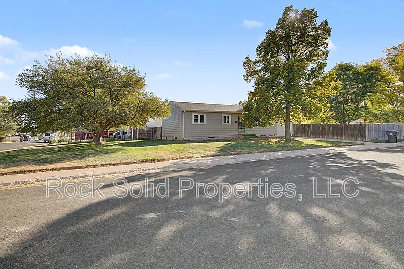4 bed, 2.0 bath, 2016 sqft, $2,595 — Photo 3
