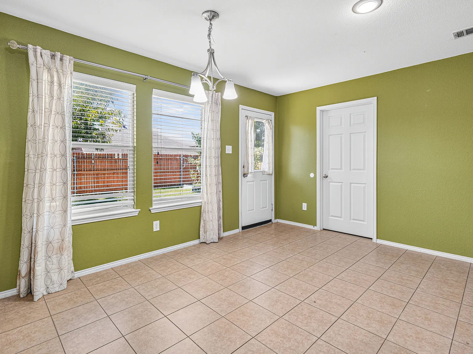 3 bed, 1660 sqft, $2,400 — Photo 4