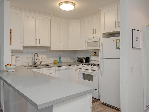 3rd image of 310 N Jackson St APT 303