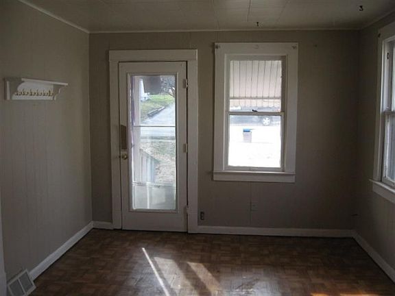 5th image of 3228 Airway Ave