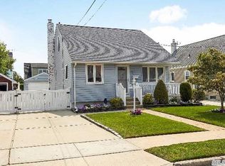23 Chestnut St, Rockville Centre, NY 11570