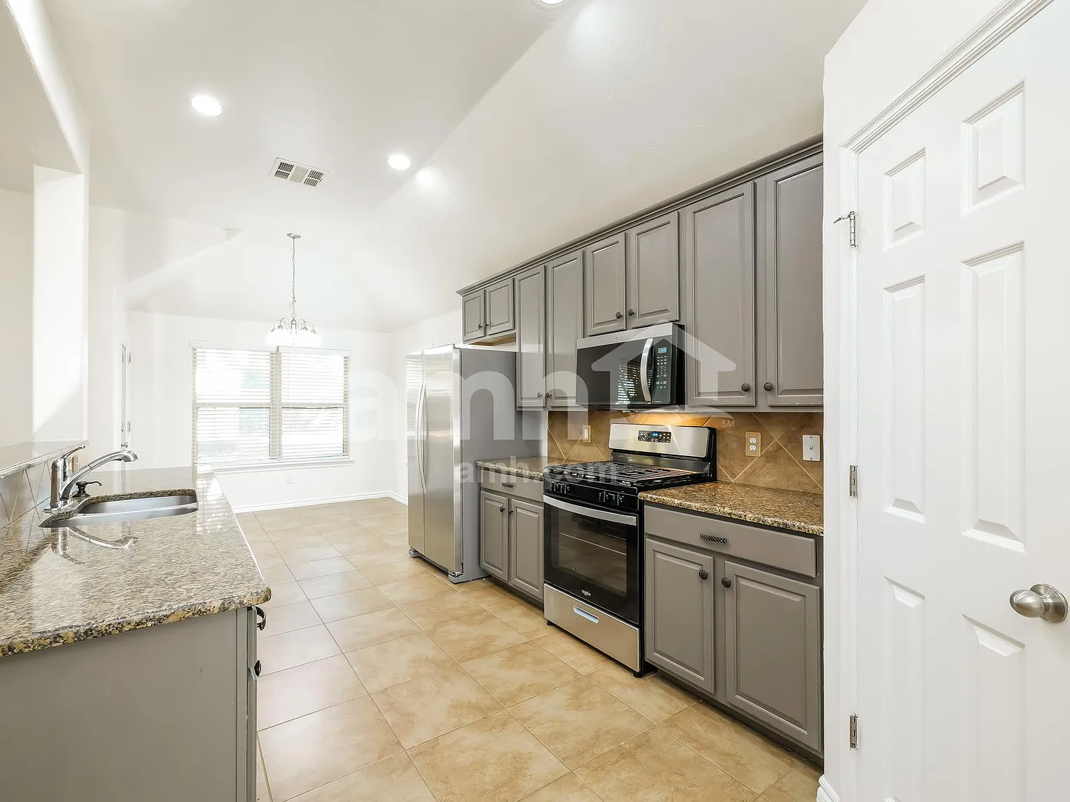 3 bed, 2.0 bath, 1931 sqft, $2,010 — Photo 4