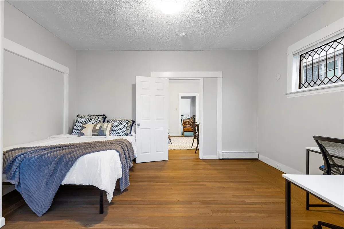 Room 1 - 35 Sheldon Ter #2