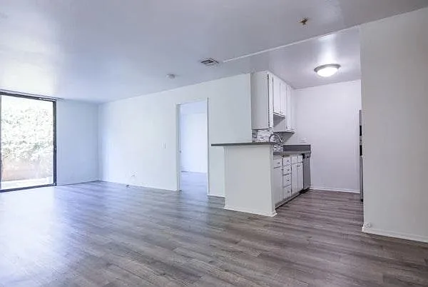 Parkview Terrace | Renovated and Spacious Apartments in Highland Park — Photo 2