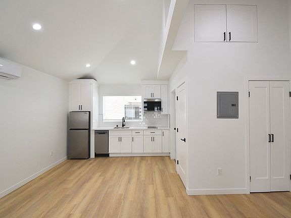 4th image of 10919 Camarillo St #10917-1/2