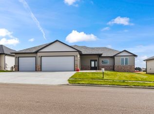 2918 Wedgewood Dr, Yankton, SD 57078
