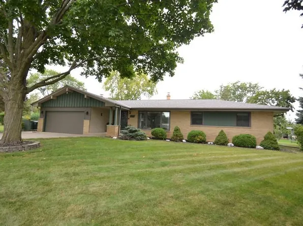 15614 West Riviera DRIVE, New Berlin, WI 53151