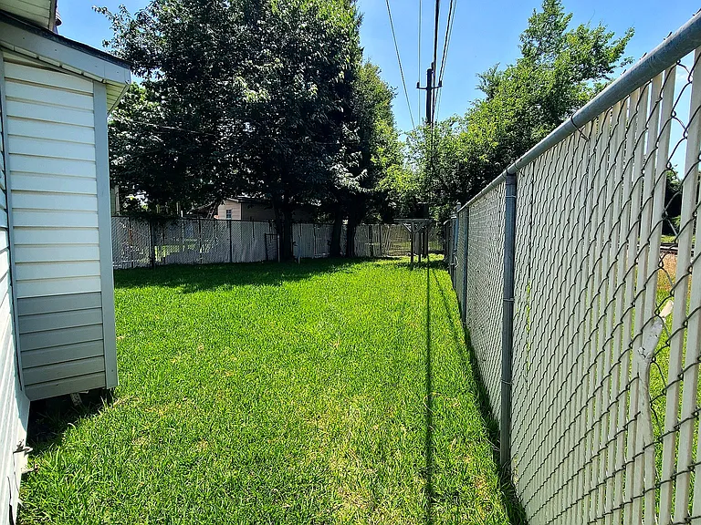 Back/Side yard (Right)