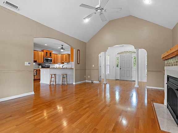 5th image of 215 E Emerald Lake Dr