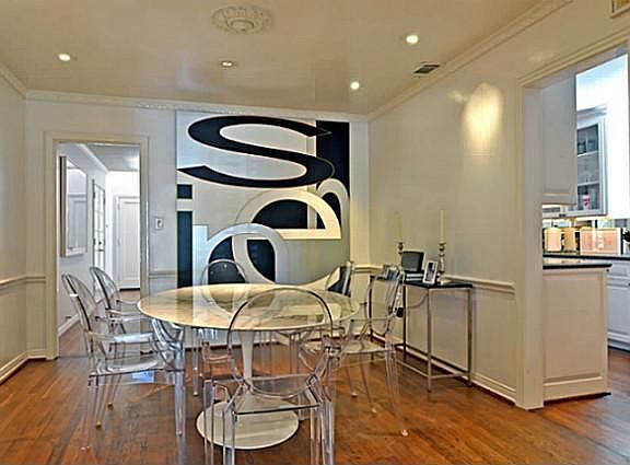 4th image of 4683 S Versailles Ave