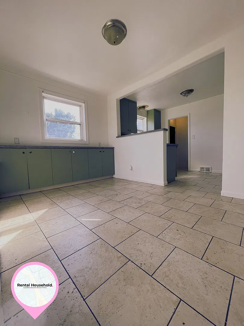 Spacious Detroit Rental MoveIn Ready! — Photo 3