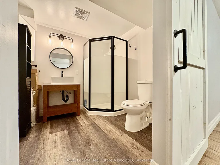 229 Simon St — Photo 12