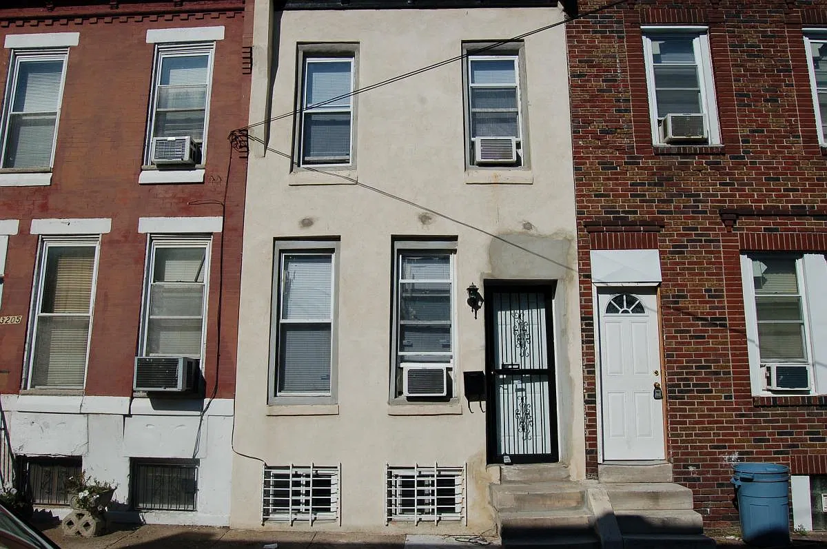 2 bed, 702 sqft, $1,300 — Photo 1