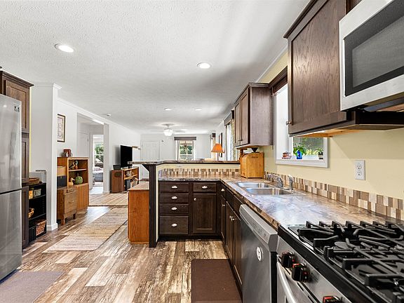 4th image of 27 Orchard Hill Road