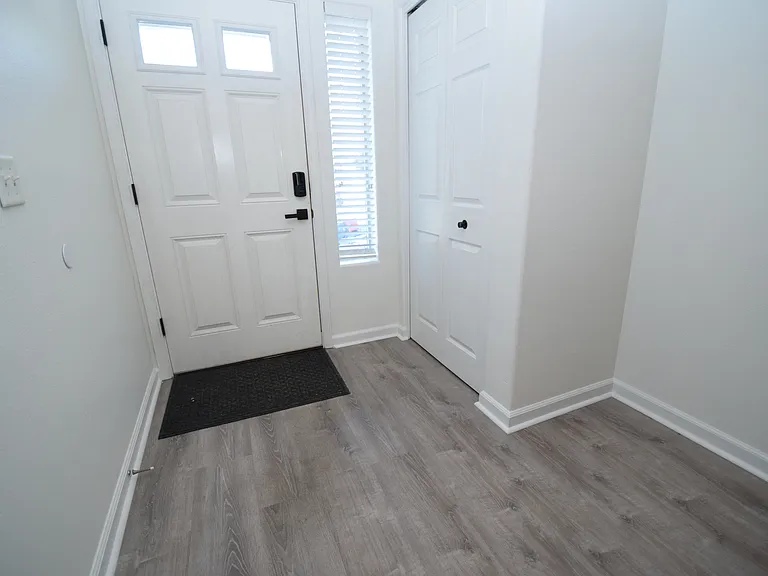207 SE Harlow Ave — Photo 2
