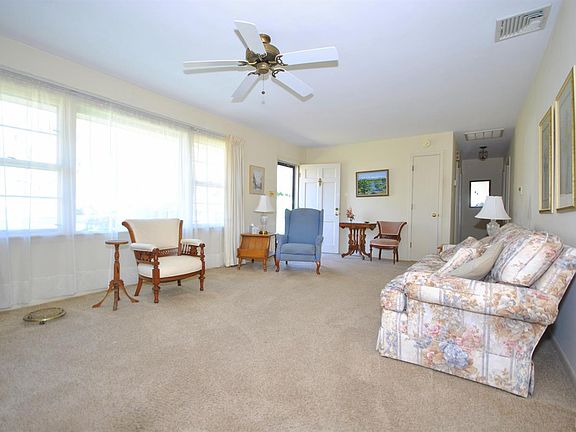 4th image of 2033 Royal Oak Dr