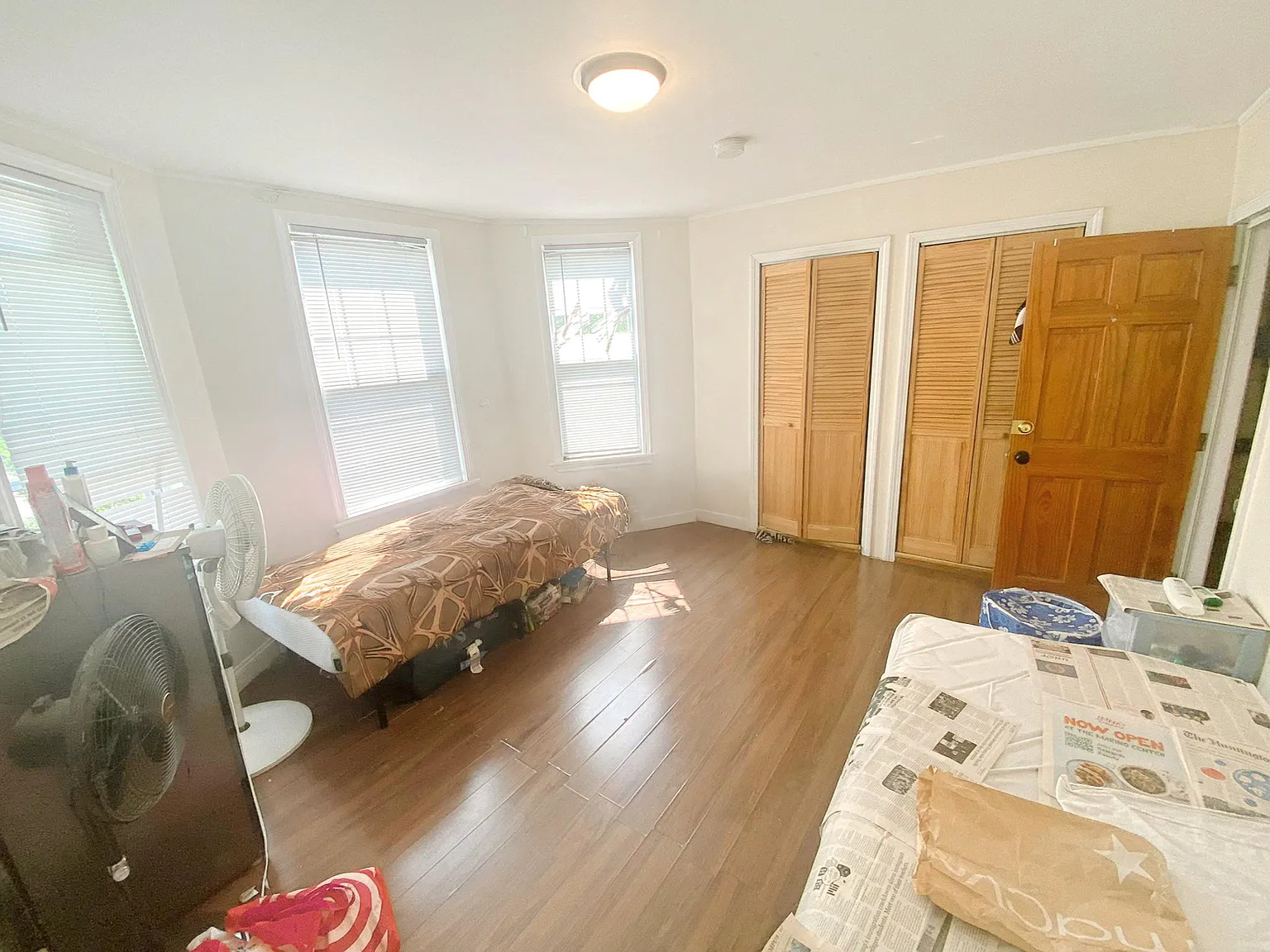 5 bed, 9999 sqft, $4,700 — Photo 1
