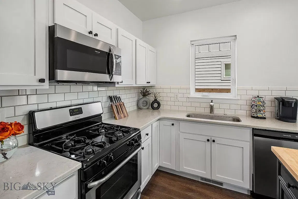 3 bed, 1213 sqft, $3,950 — Photo 2