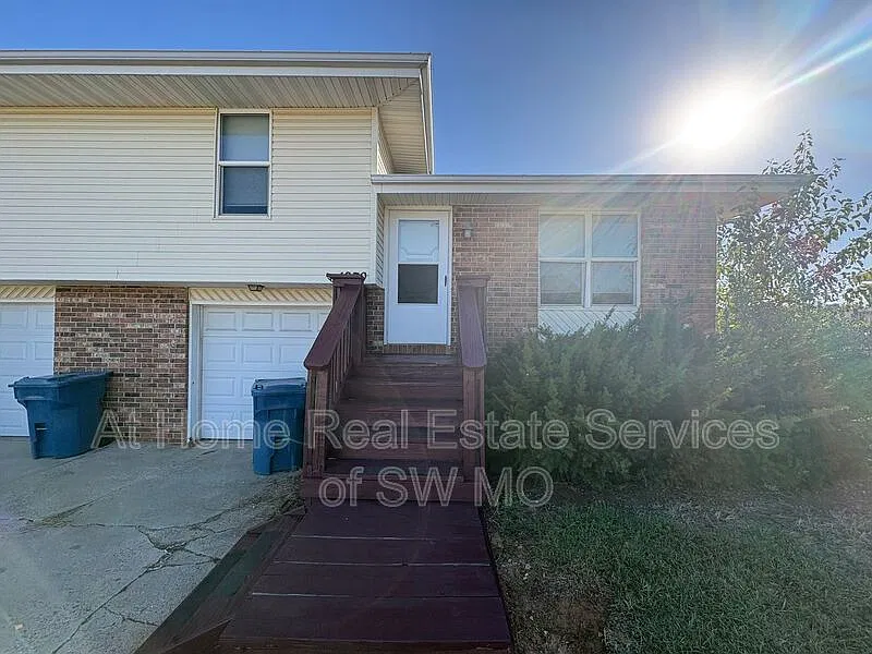 2 bed, 1.0 bath, 900 sqft, $950 — Photo 1