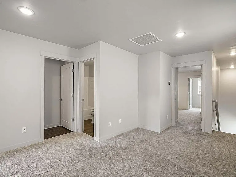 2366 NE Victor Pl — Photo 4