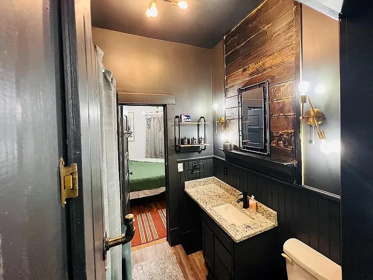 233 S Vine St — Photo 7