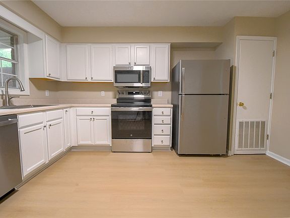 4th image of 1022 Chinook St