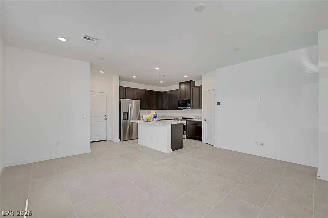 3 bed, 2.5 bath, 1479 sqft, $2,090 — Photo 2