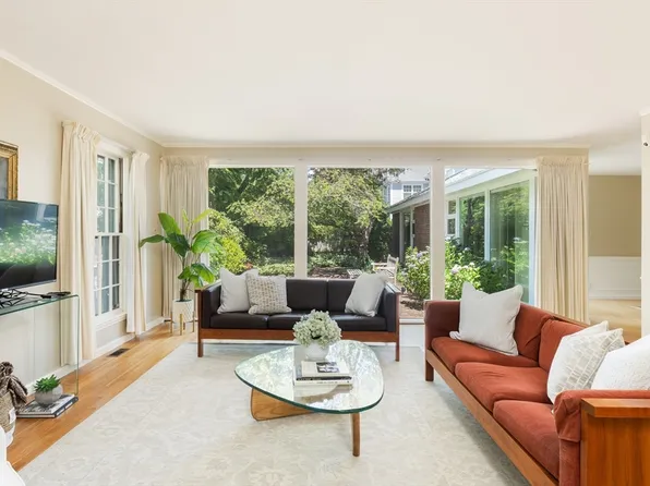 17 Gray Gdns E, Cambridge, MA 02138